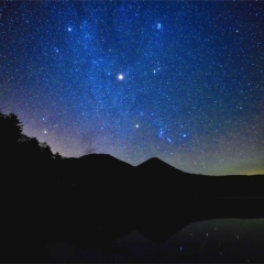 「湖面に映る星空」